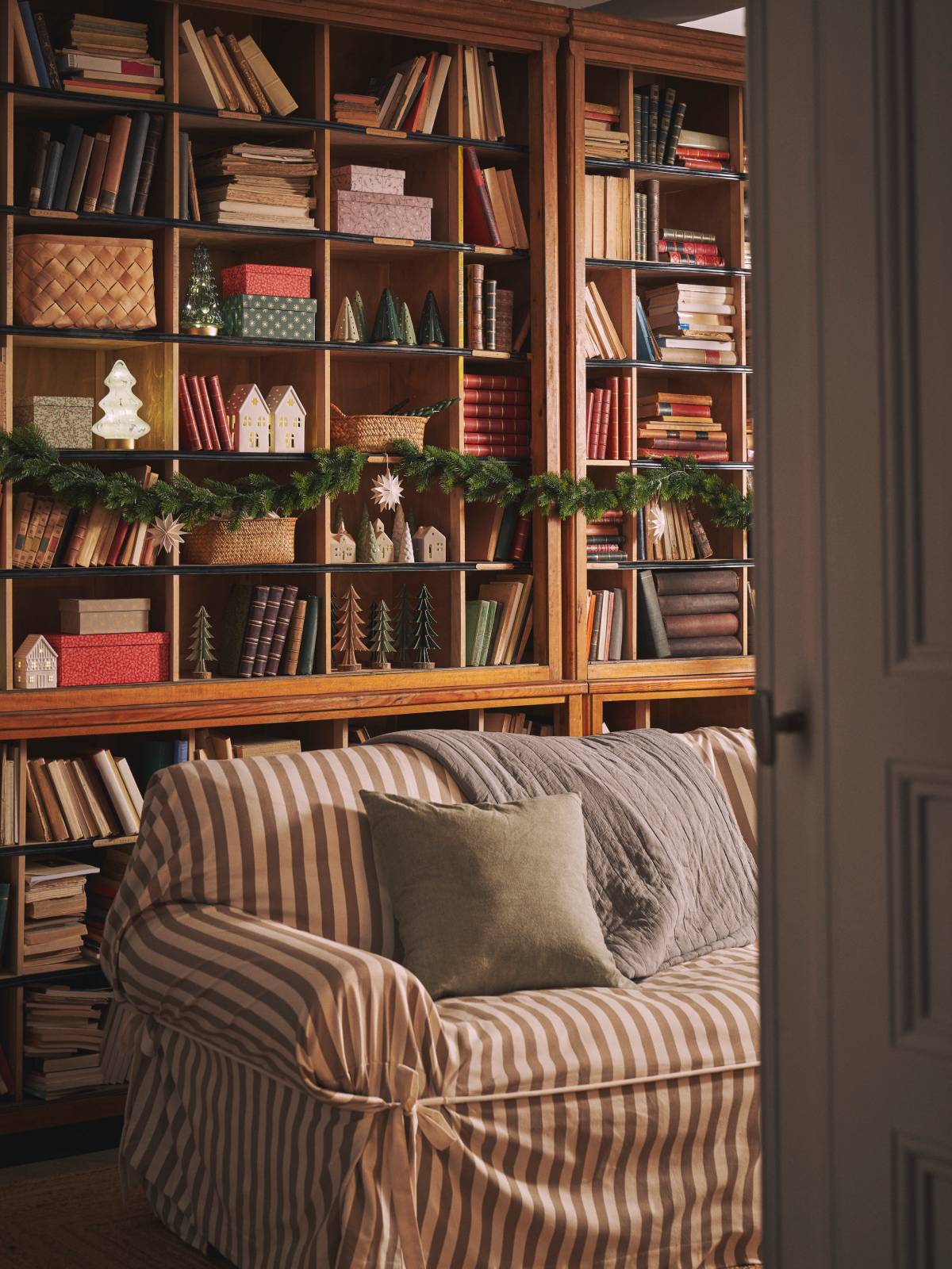 Sostrene Grene kerst 2023 - woonkamer boekenkast guirlande
