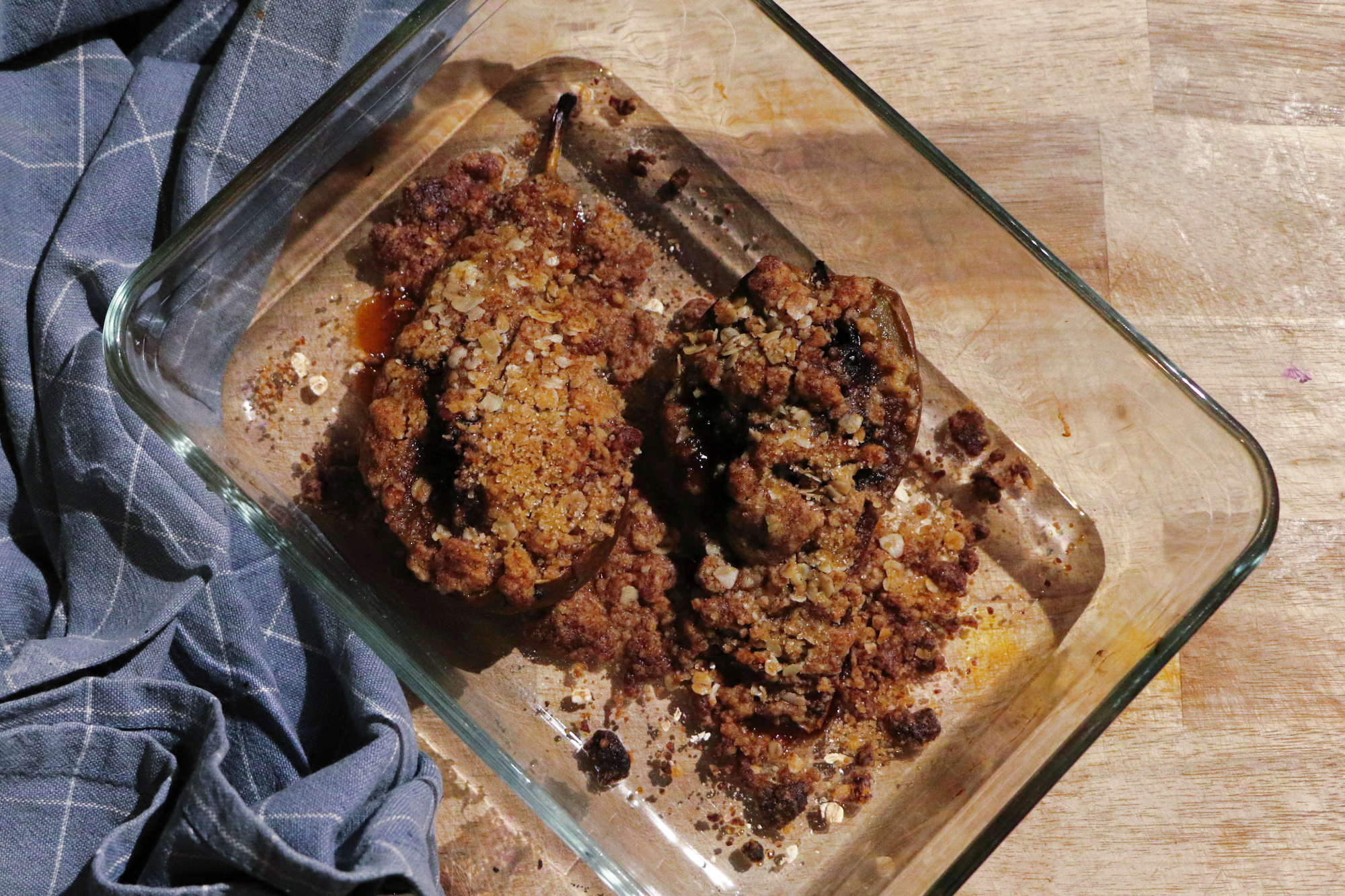 Het kerstrecept voor peer met mince meat en crumble uit de oven is een lekker toetje of dessert met kerst