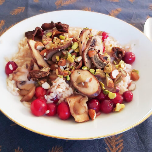 Vegan risotto met paddenstoelen, cranberries en gemengde noten is een heerlijk recept voor kerstmis